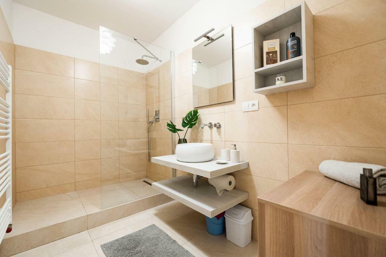 Private 5 Star 3 Room Flat And In-Door Pkg Nitra Exterior photo